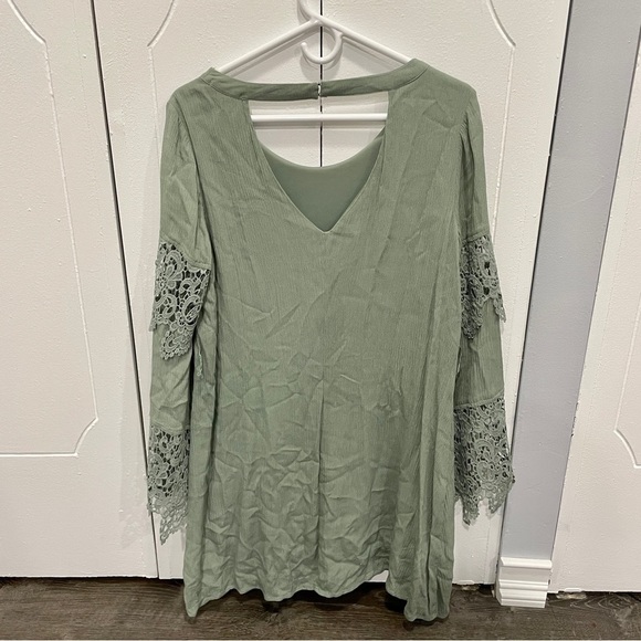 NWT Francesca's Green Bell Sleeve Mini Dress - Picture 3 of 16
